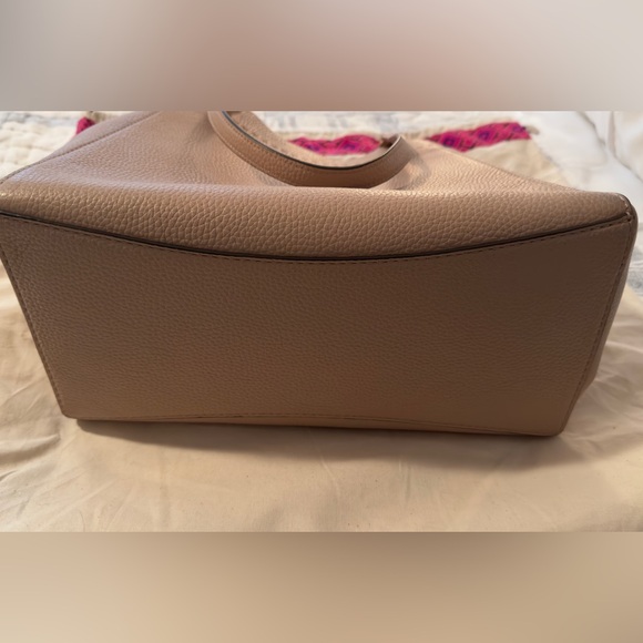 Tory Burch McGraw Triangular Pebbled Leather Tote. Color: Tiramisu - Picture 9 of 15